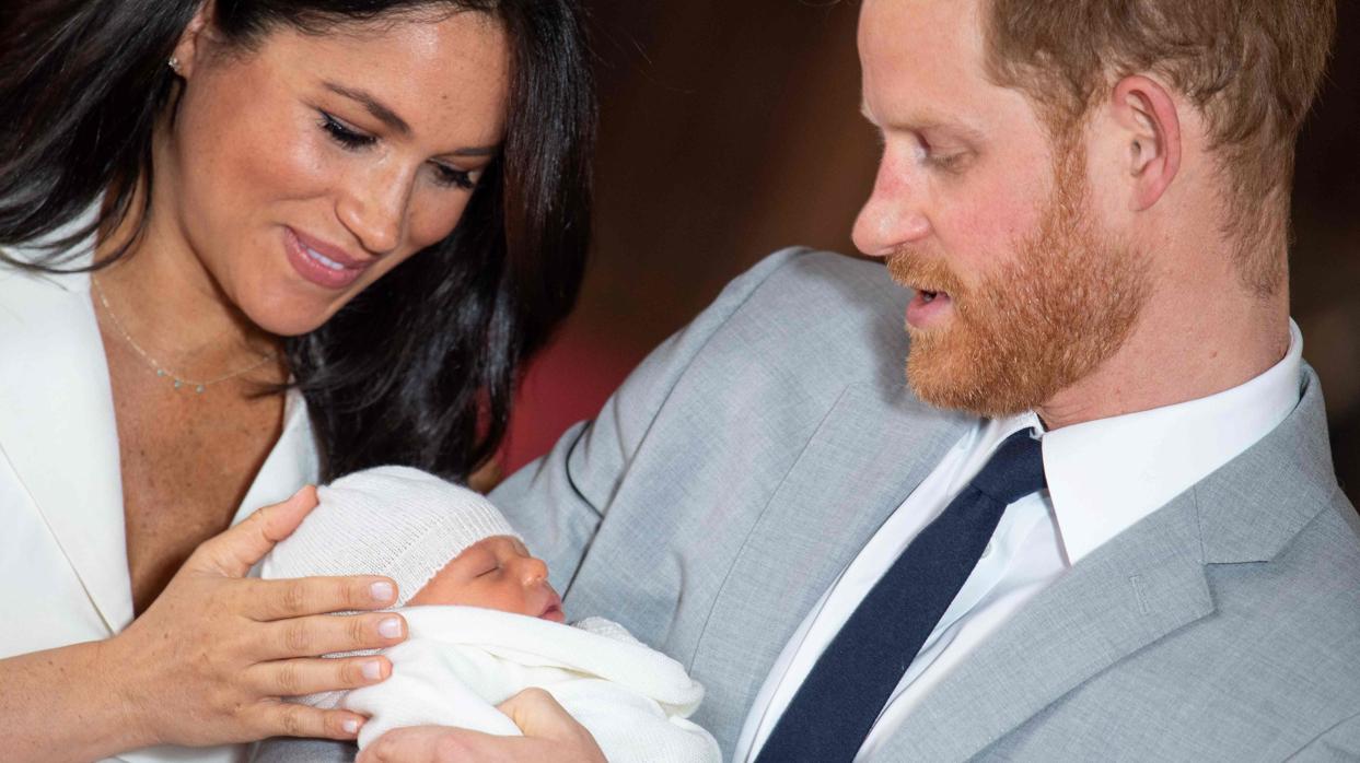 Los Duques de Sussex posan con el pequeño Archie en el castillo de Westminster