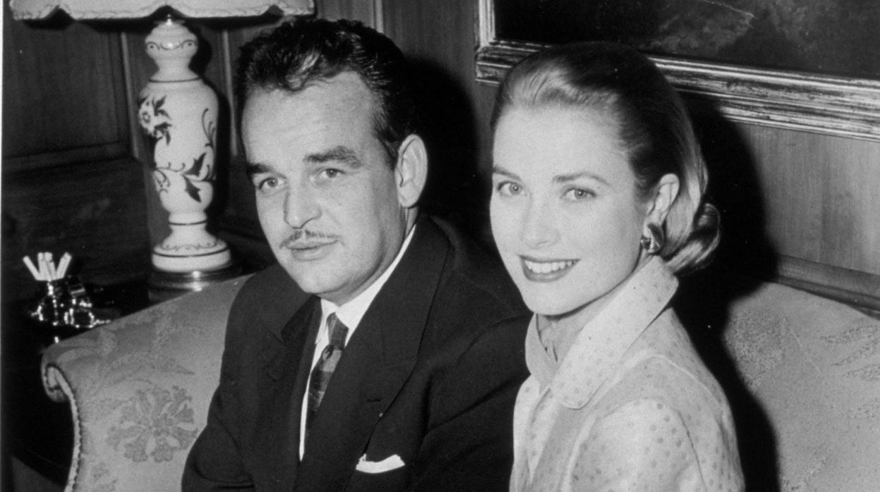 Grace Kelly y Rainiero de Mónaco en su fiesta de compromiso en Nueva York