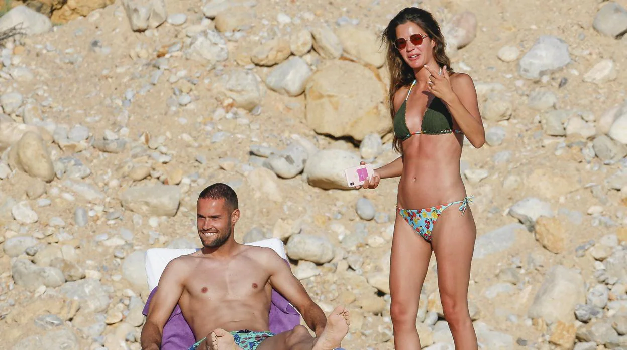 Mario Suárez y Malena Costa en las playas de Ibiza
