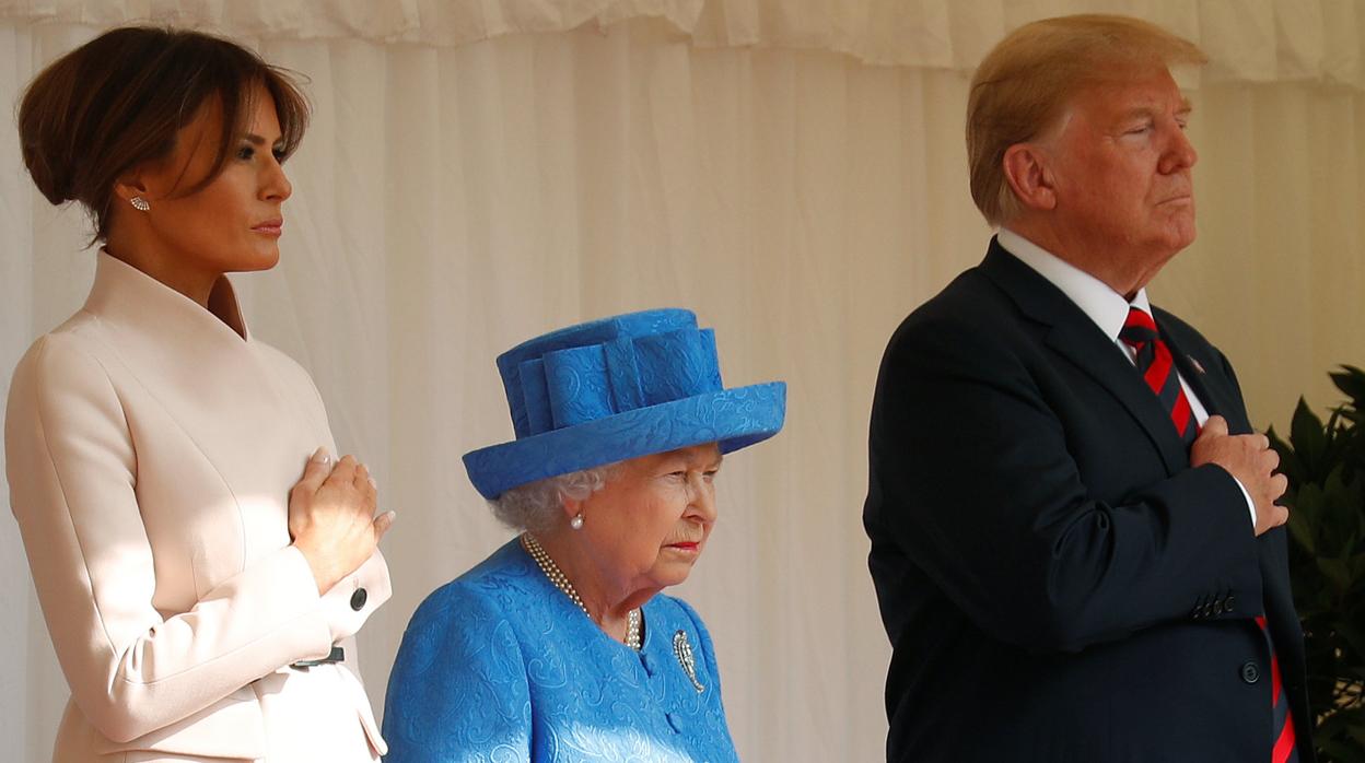 Melania y Donald Trump junto a la Reina Isabel II de Inglaterra