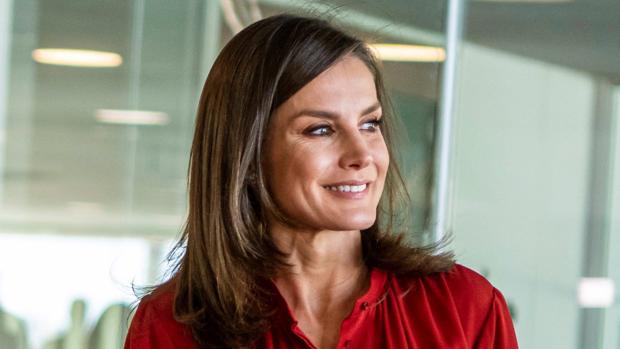 Doña Letizia brilla en Palma de Mallorca: todo al rojo con su último estilismo