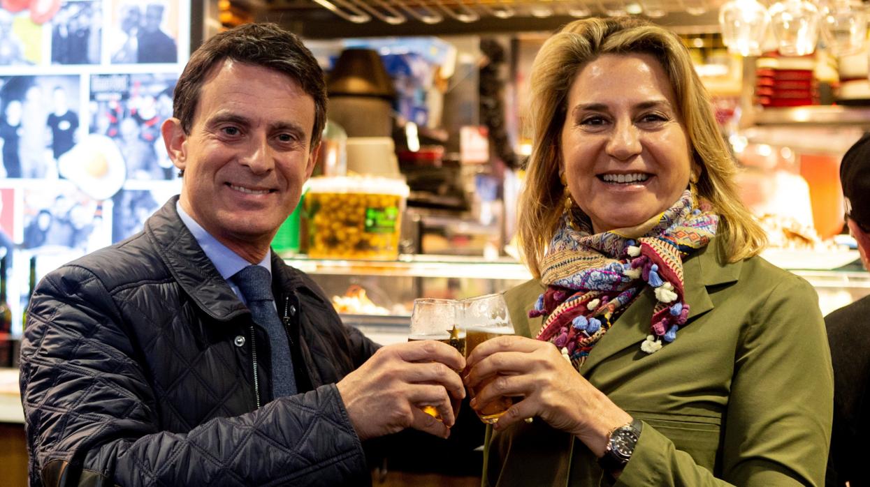 Manuel Valls y Susana Gallardo, en el mercado de la Boquería