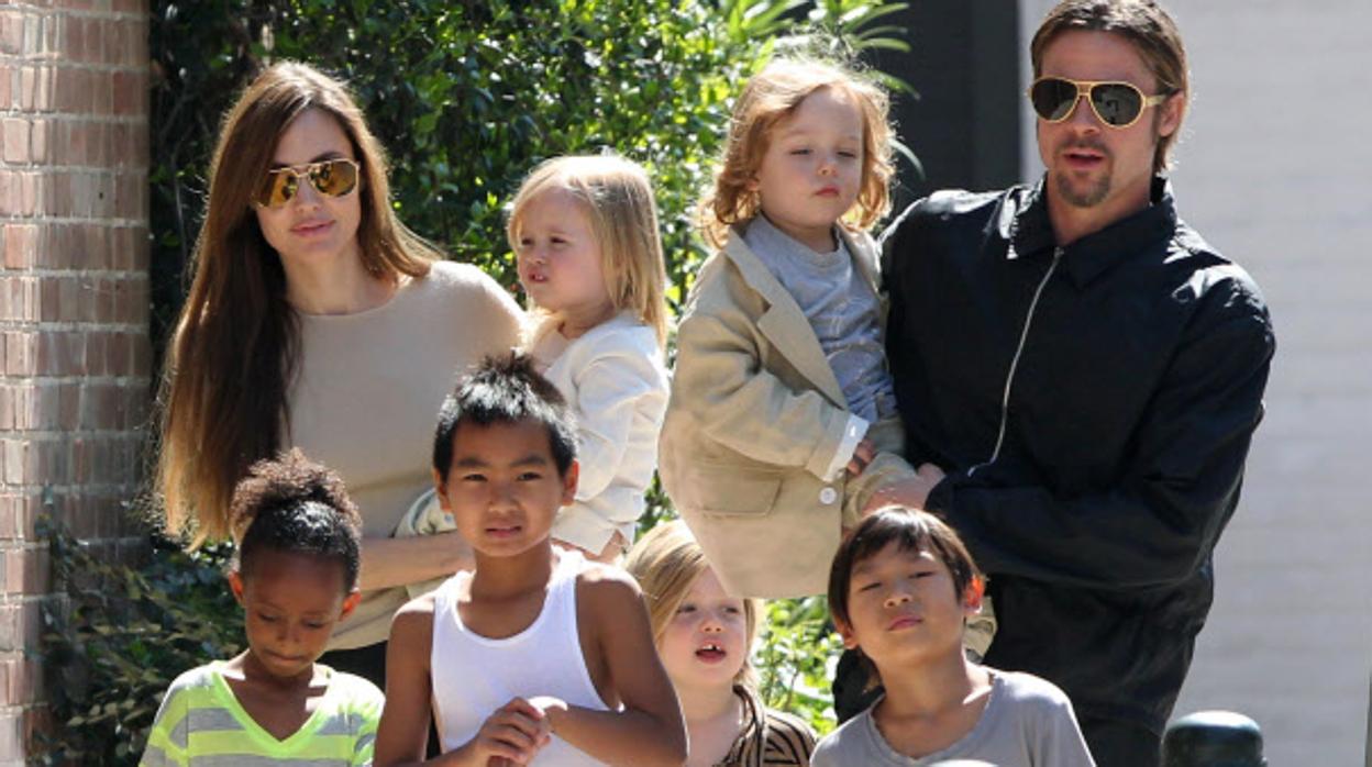 Brad Pitt y Angelina Jolie, cuando estaban juntos, junto a sus seis hijos