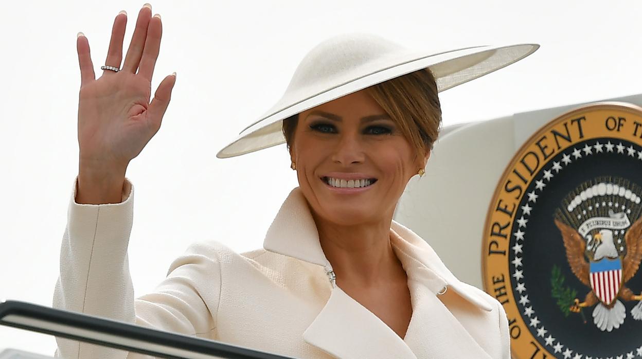 Melania Trump, en el aeropuerto de Southampton el pasado miércoles, con un sombrero tipo plato de Phillip Tracy