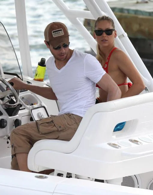 El cantante Enrique Iglesias y su novia Anna Kournikova devacaciones en un paseo en bote por la Bahía de Biscayne, Miami.