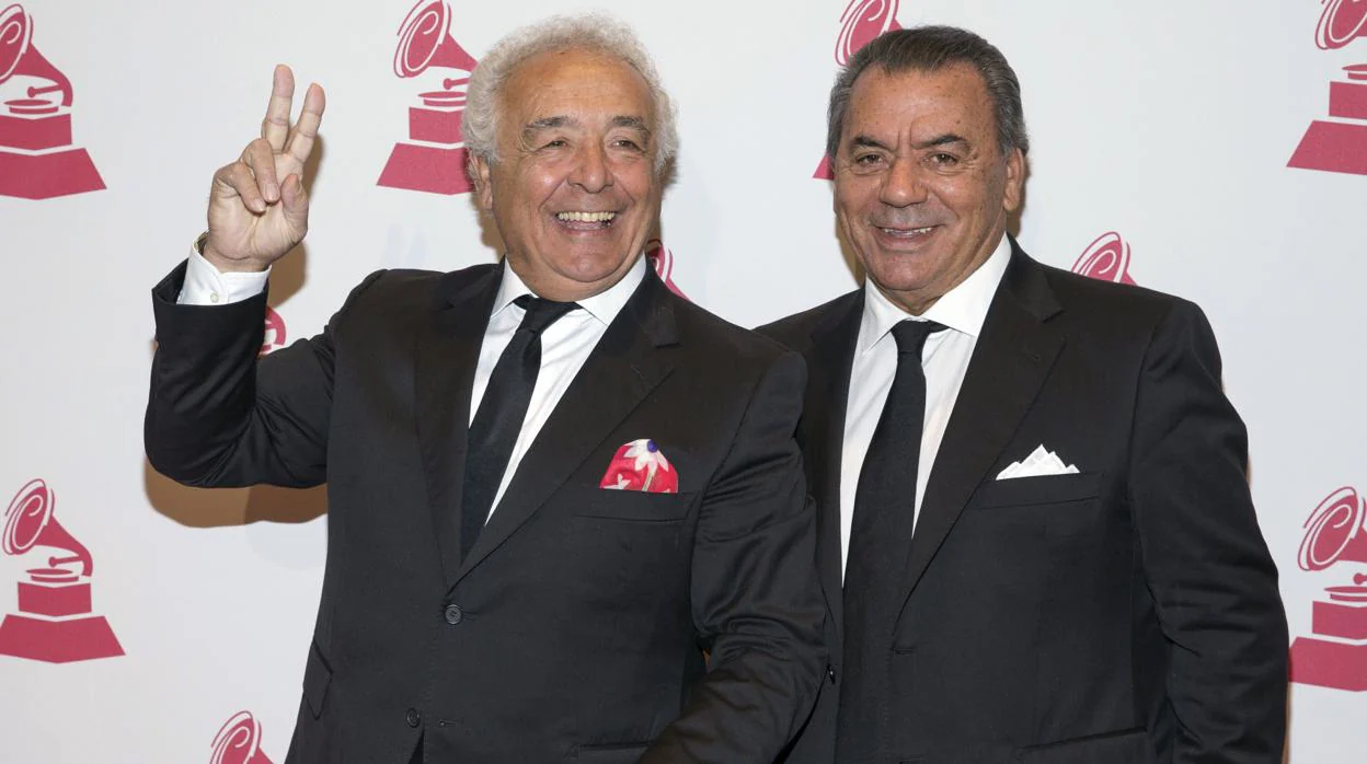 Antonio Romero Monge, a la izquierda, y Rafael Ruiz Perdigones, de Los Del Rio, durante los premios al mérito especial del Grammy Latino