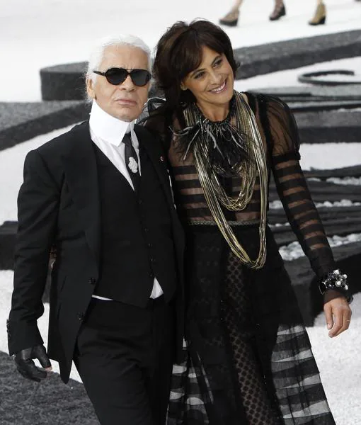 Inès de la Fressange junto a Karl Lagerfeld, en París en 2011