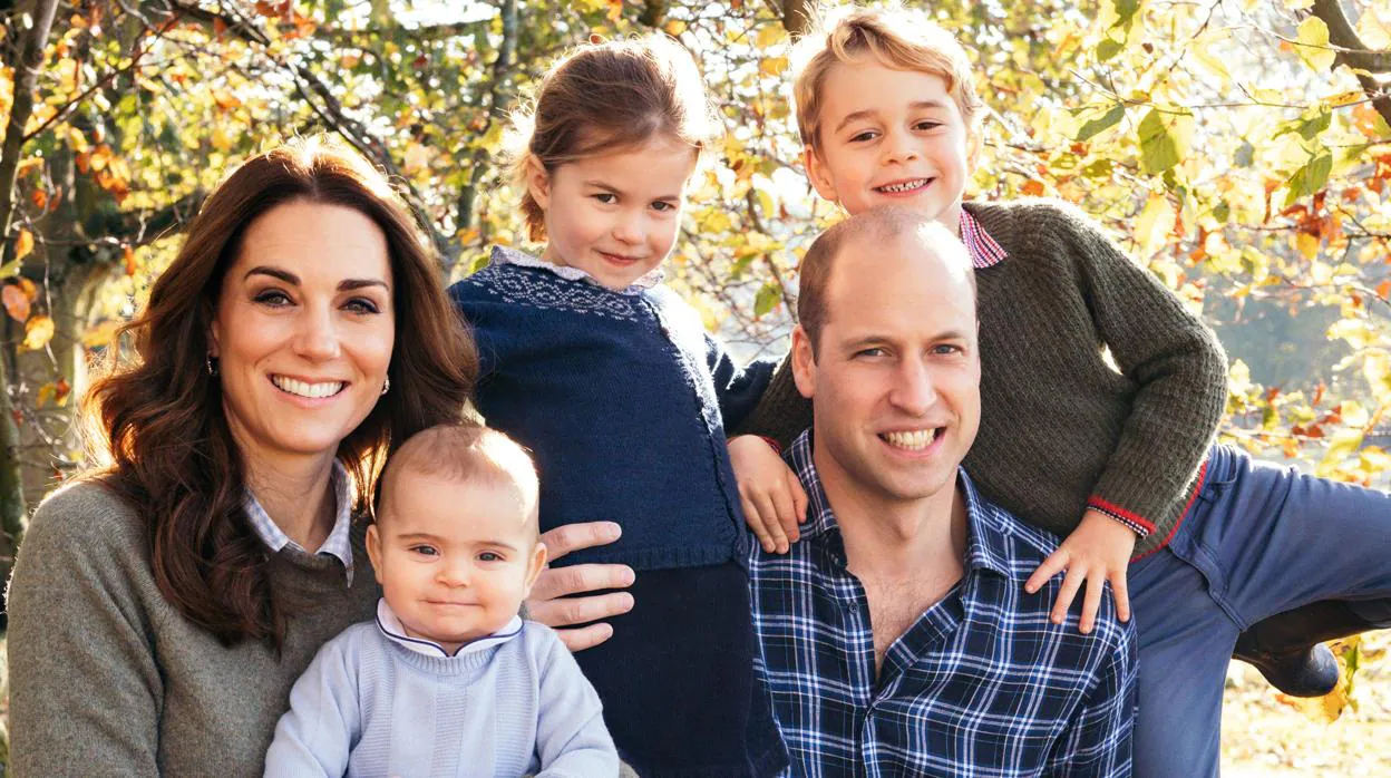 El Príncipe Guillermo junto a su mujer y sus tres hijos