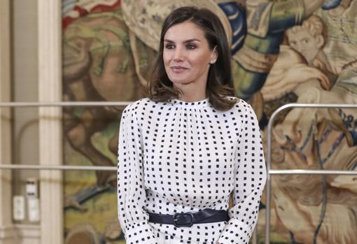 La Reina Letizia luciendo un vestido de la marca «lw cost» Massimo Dutti.