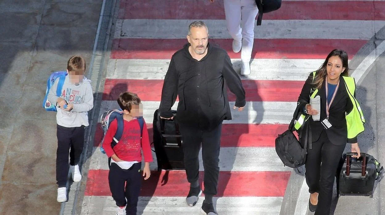 Miguel Bosé y sus hijos, el pasado 13 de junio, a su llegada al aeropuerto de Madrid