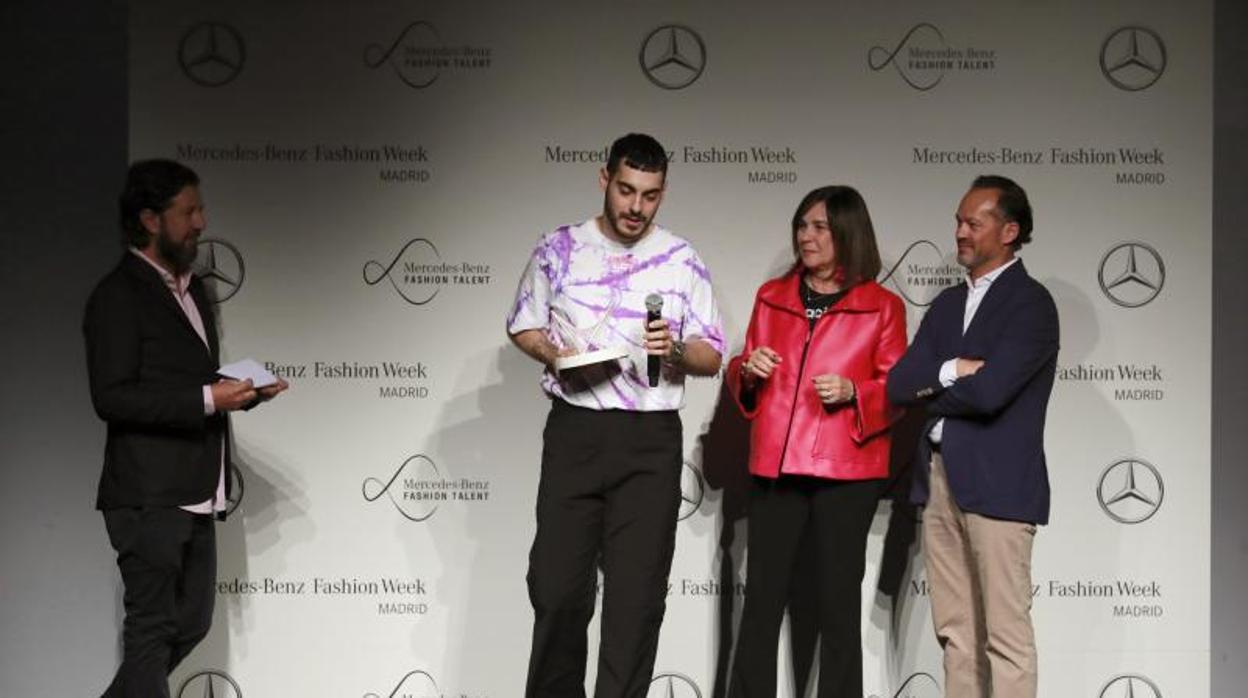 Dominnico recoge el premio Mercedes-Benz Fashion Talent