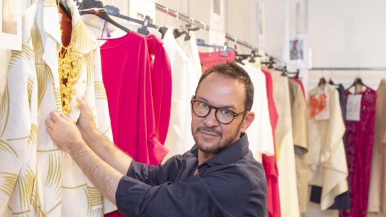 El diseñador Ulises Mérica muestra su colección en el backstage antes del desfile