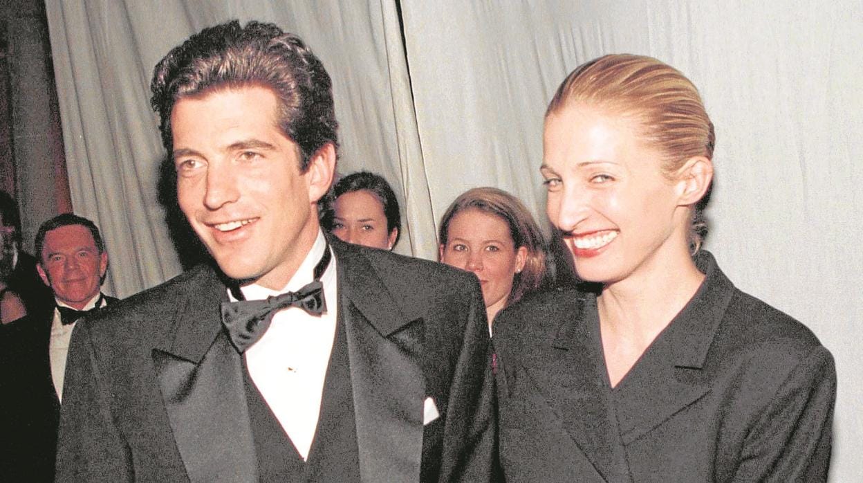 John F. Kennedy Jr. y su mujer Carolyn Bessette en una gala en marzo de 1997