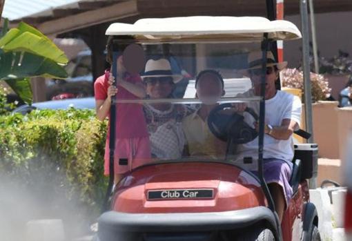 El buggy sobrecargado con el matrimonio Aznar y sus dos nietos