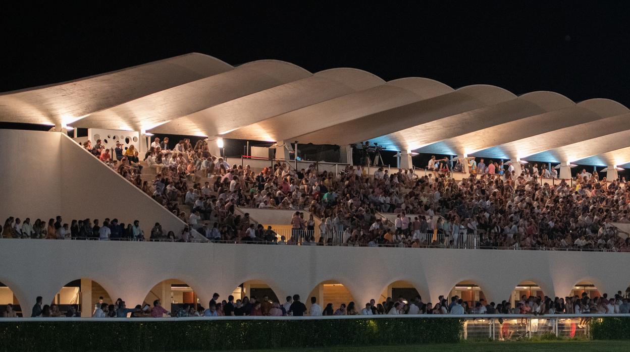 Vista de la grada del hipódromo de la Zarzuela, durante las carreras nocturnas