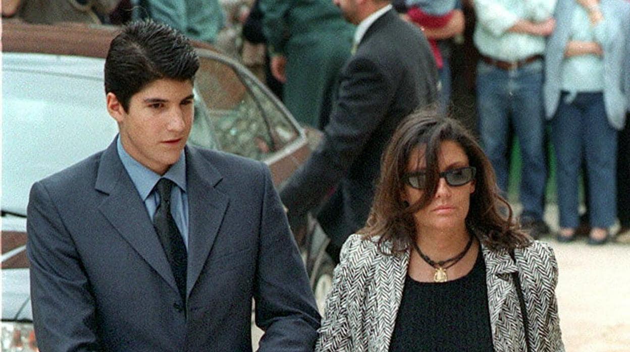 Carmina Ordoñez y su hijo, Julián Contreras, en 2004