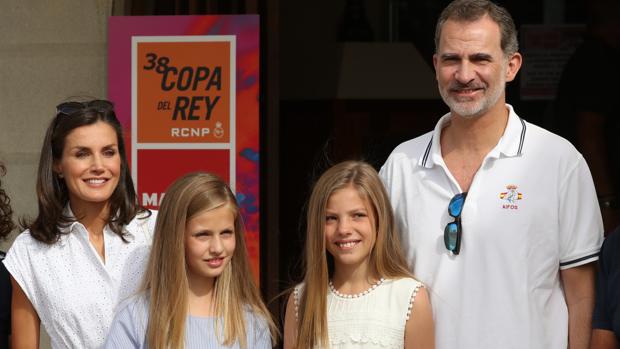 Los Reyes y sus hijas estrenan el verano entre barcos