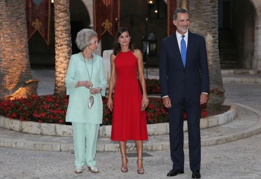 El Rey Felipe y la Reina Letizia Ortiz con la Emérita Reina Sofía durante una recepción en el Palacio de la Almudaina en Palma de Mallorca