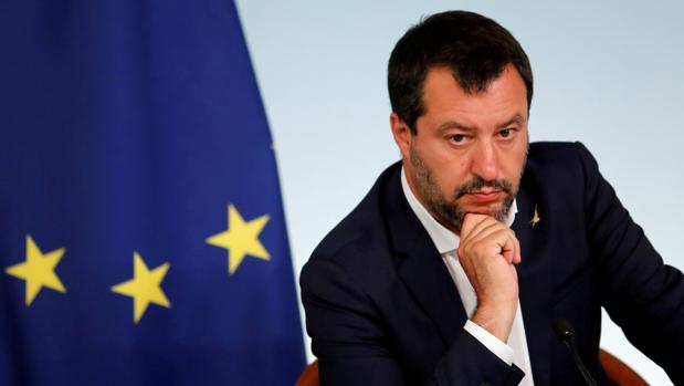 Salvini suma votos con su veraneo hortera y escandaloso