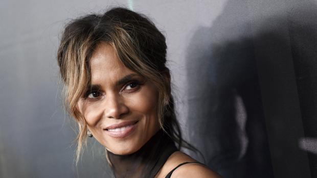 Halle Berry posa sin sujetador para celebrar su 53º cumpleaños