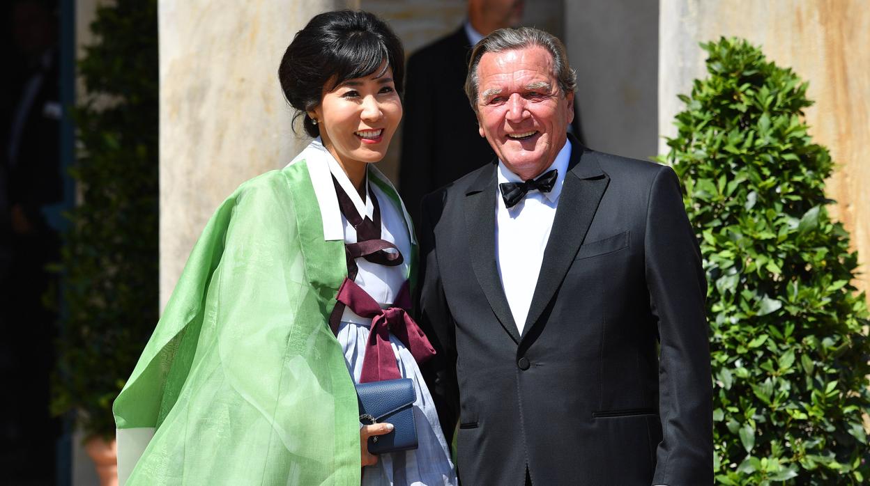 Gerhard Schröeder y su mujer, Soyeon Kim, en el festival de Bayreuth