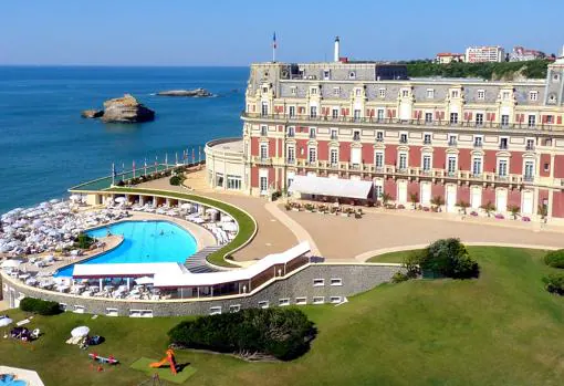 Hotel du Palais Palacio construido por Napoleón III para su mujer. Reconvertido en hotel, fue lugar de peregrinación de la burguesía europea