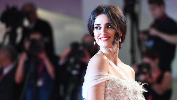 Los dos «looks» de Penélope Cruz con los que ha brillado en la Mostra de Venecia