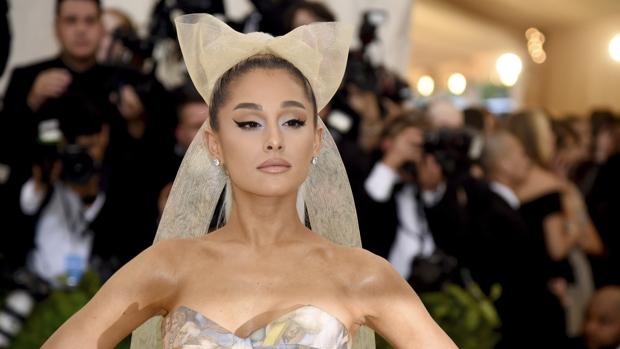 Ariana Grande demanda a una conocida marca por contratar a una modelo muy similar a ella