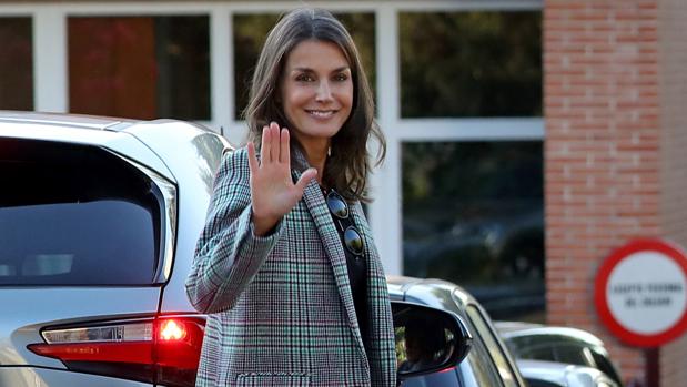 La Reina Letizia vuelve a su estilo más «casual» en el inicio del curso escolar