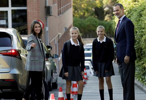 La Reina Letizia vuelve a su estilo más «casual» en el inicio del curso escolar