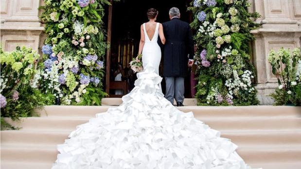 El impresionante vestido de novia de volantes de la influencer y diseñadora Silvia Navarro