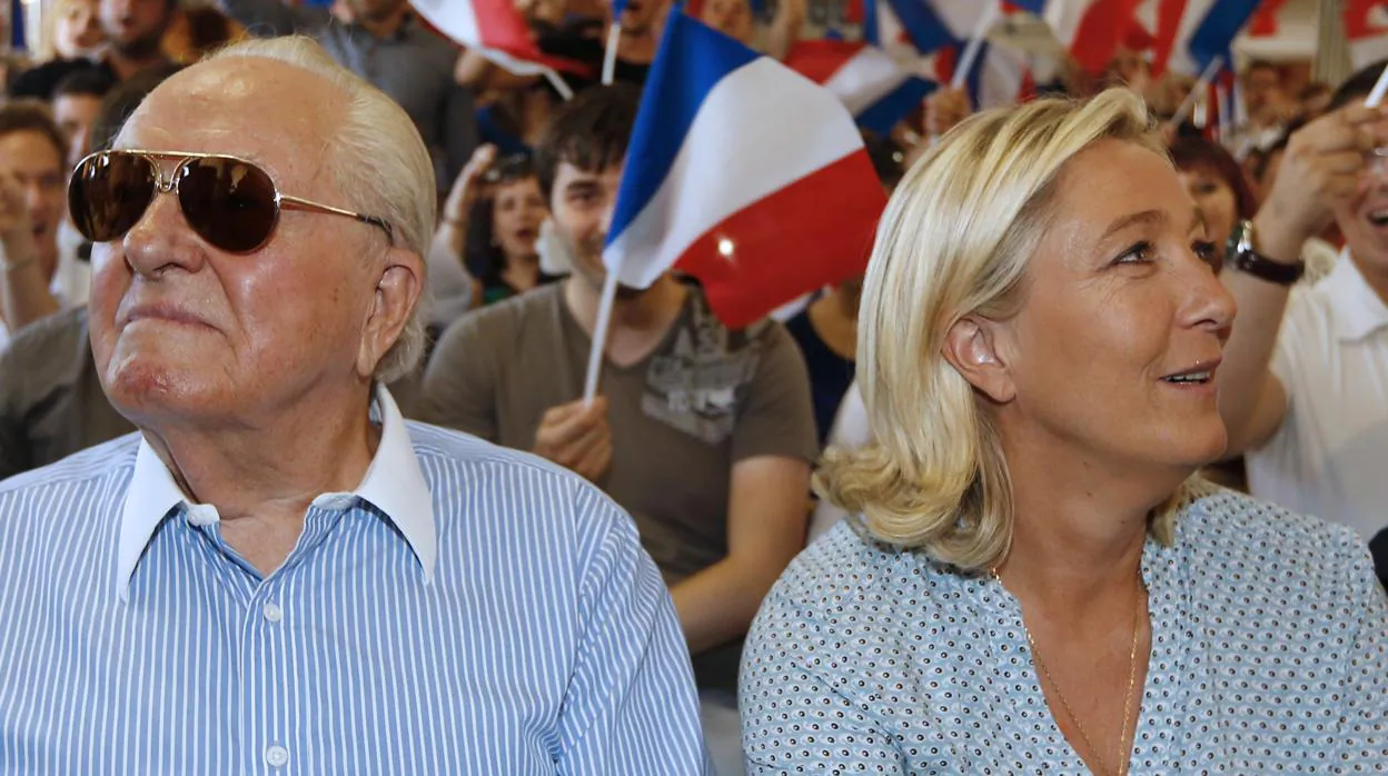 Marine Le Pen junto a su padre