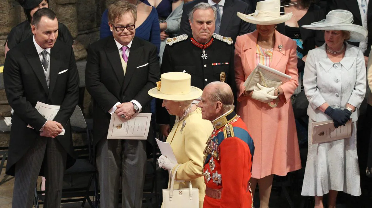 Elton John observa a la Reina Isabel y su marido