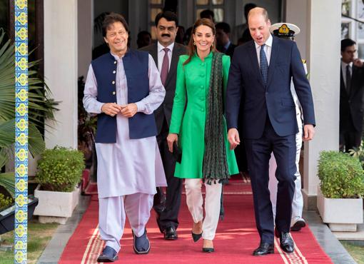 Los Duques de Sussex junto al primer ministro pakistaní, Imran Khan