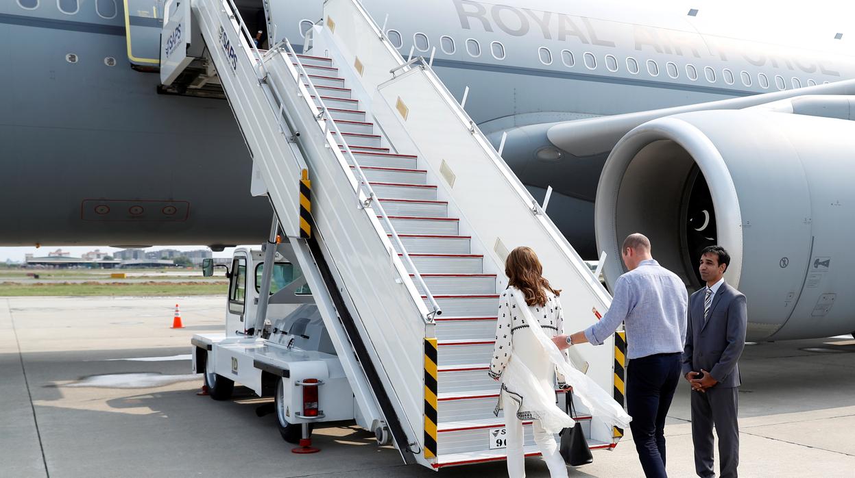 Los Duques de Cambridge subiendo al avión, este jueves