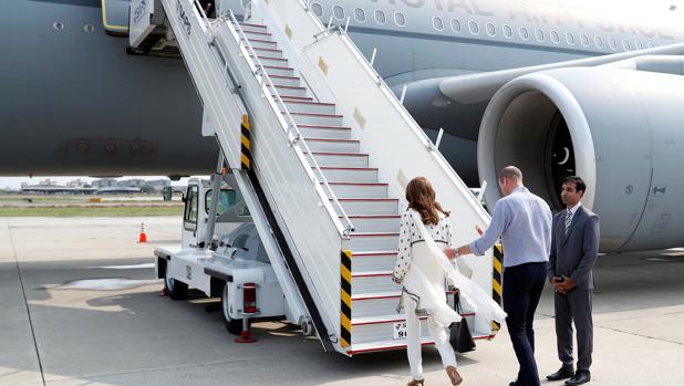 Los Duques de Cambridge viven momentos angustiosos en el avión que les trasladaba a Islamabad