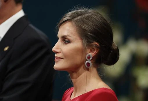 Todo al rojo: el vestido de la Reina Letizia en los Premios Princesa de Asturias