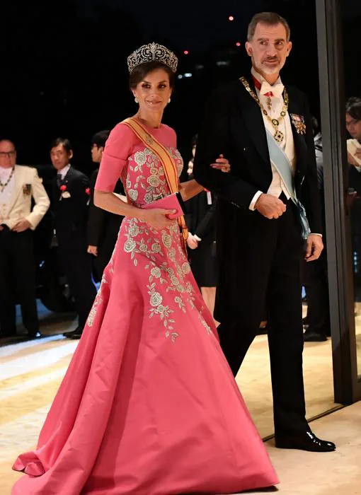 La Reina Letizia conquista en la cena de gala de Japón: de rosa y con la Tiara de Lis