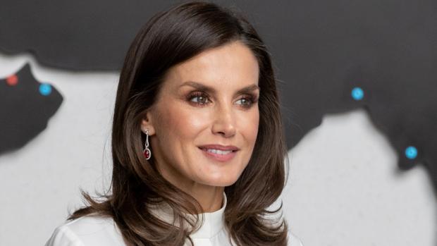 La Reina Letizia sorprende con una falda de cuero roja