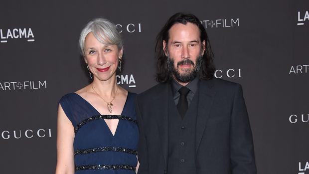 Keanu Reeves abandona la soltería tras dos décadas sin pareja