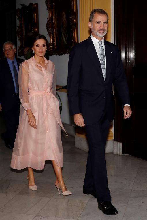 Detalle del vestido de organza de la Reina Letizia