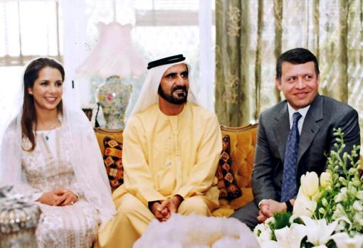 Mohamed bin Rashid entre Haya y Abdalá II de Jordania, en 2004