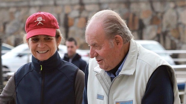 Don Juan Carlos anima a la infanta Elena en las regatas de Sanxenxo