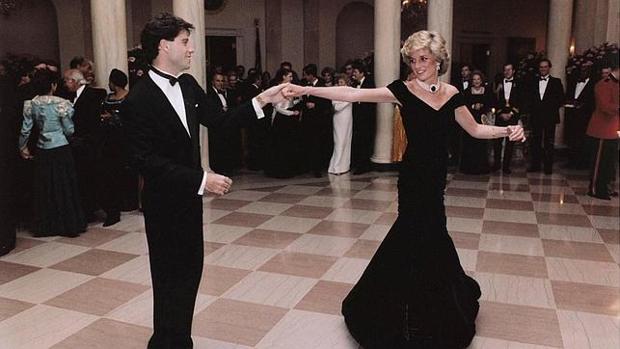 Subastan el icónico vestido con el que Diana de Gales bailó con John Travolta