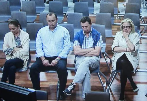 Isabel Pantoja sentada en el banquillo de acusados