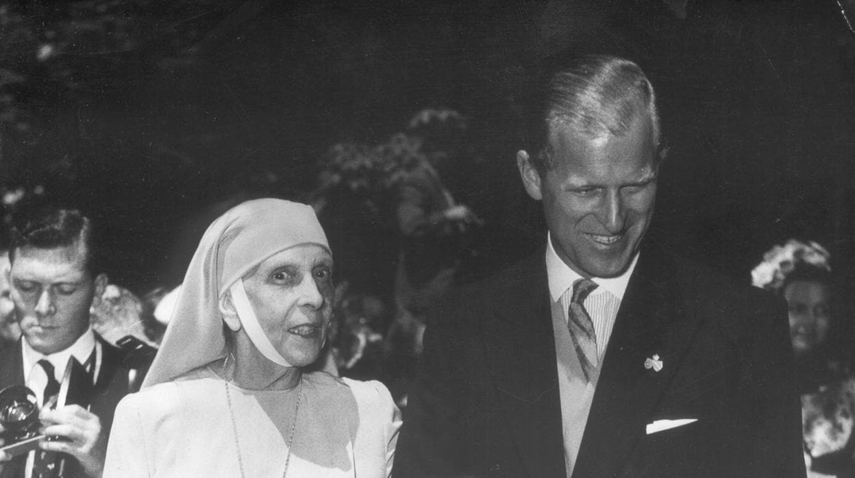 El Príncipe Felipe de Edimburgo con su madre la Princesa Alicia de Grecia