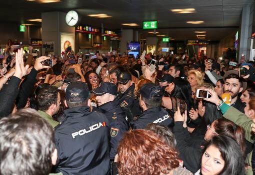 Can Yaman desata la locura en el aeropuerto de Madrid