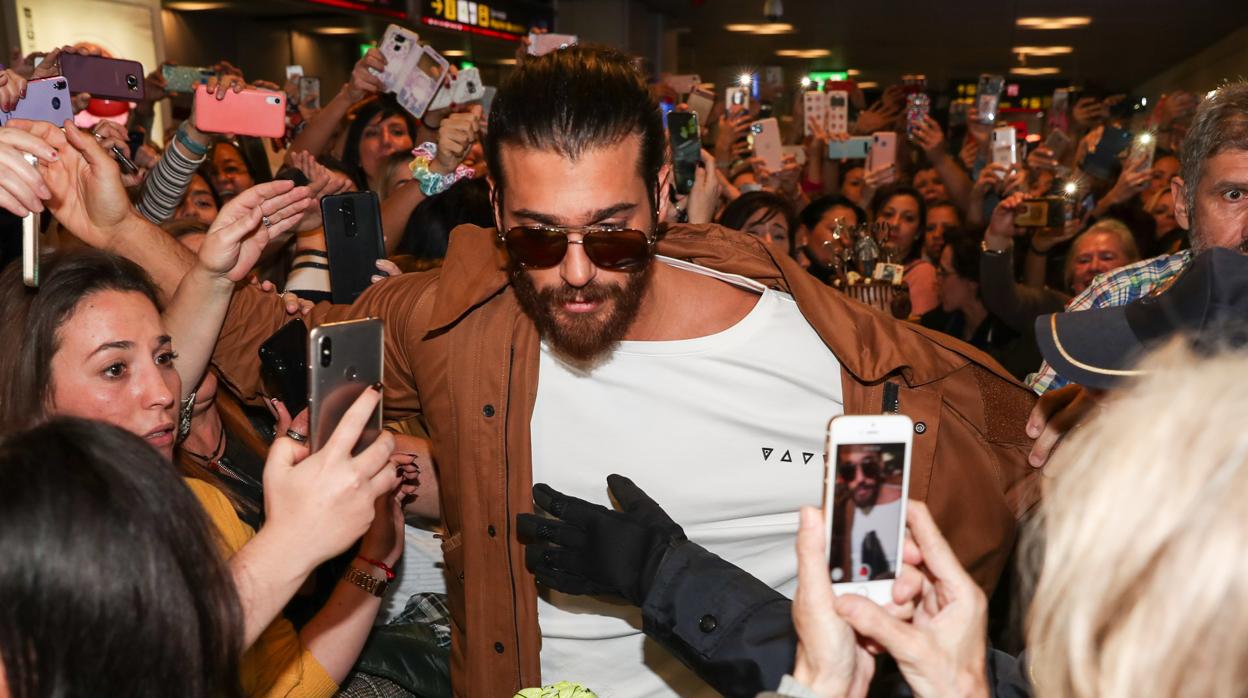 Can Yaman, a su llegada al aeropuerto de Madrid este domingo