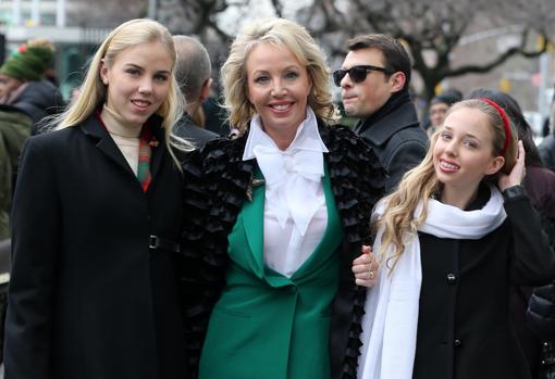 María Crolina junto a su madre, Camilla Crociani, y su hermana pequeña