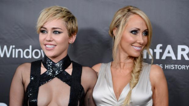 El inexplicable corte de pelo de Miley Cyrus hecho por su madre